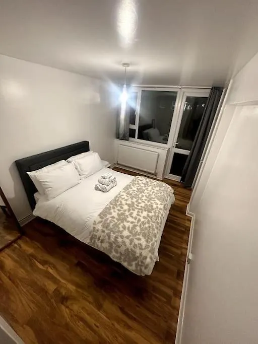 Urban Oasis With Private Terrace Apartment London
